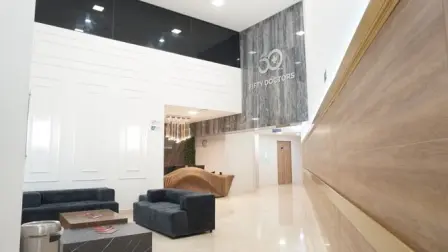 La recepción de uno de los complejos de Fifty Doctors integra mobiliario, iluminación y acabados contemporáneos.