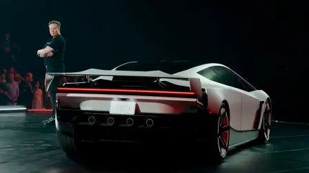 Elon Musk presenta el Tesla Roadster, un auto "volador".