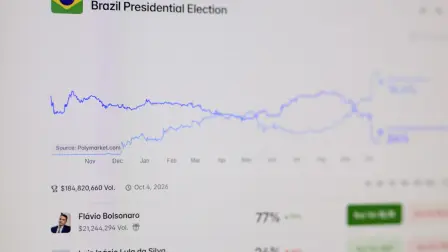 Pantallas muestran el sitio de Polymarket, plataforma de predicciones con criptomonedas prohibida en Brasil, pero utilizada durante la campaña presidencial.