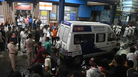 Una ambulancia traslada a víctimas de una estampida durante una celebración religiosa hindú en Calcuta, India, que dejó al menos 17 muertos y 24 heridos.