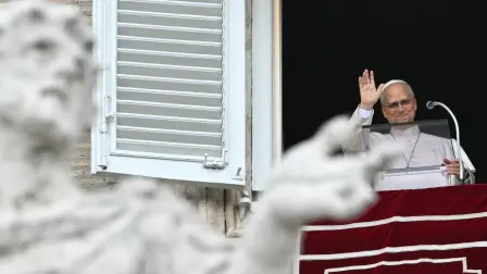 El Papa León saluda por primera vez desde su operación.
