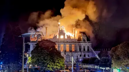 Un incendio consume el ayuntamiento de Limoges, Francia, durante las protestas contra el alto costo de vida que se extendieron por el país.