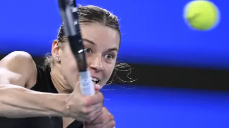 La tenista polaca Maja Chwalinska devuelve la pelota ante la británica Sonay Kartal durante la final del Abierto de Wuhan, China.
