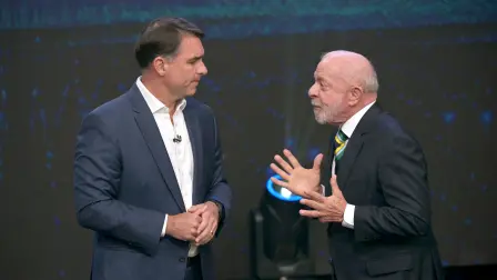El presidente y candidato presidencial de Brasil, Luiz Inácio Lula da Silva (derecha), y el candidato presidencial de derecha, Flavio Bolsonaro.
