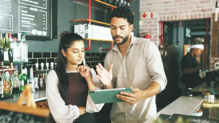 La retroalimentación constructiva permite corregir comportamientos y orientar el desarrollo profesional.