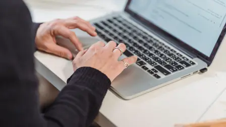 El malware es un programa diseñado para infiltrarse sin permiso en los dispositivos y hacer fraudes bancarios, robando credenciales o manipulando transferencias, tomando en algunos casos el control del dispositivo.