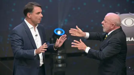 El candidato brasileño Flávio Bolsonaro y el presidente Luiz Inácio Lula da Silva