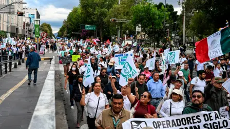 Trabajadores del IMSS salieron a las calles de la Ciudad de México para participar en la segunda megamarcha para exigir mejores condiciones laborales.