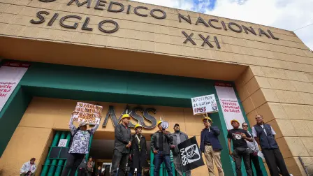 Trabajadores del IMSS salieron a las calles de la Ciudad de México para participar en la segunda megamarcha para exigir mejores condiciones laborales.