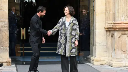 Leo Messi y la directora de la Fundación Princesa de Asturias, Teresa Sanjurjo, a las puertas del la Reconquista en Oviedo, España.