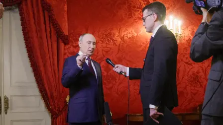 El presidente ruso Vladimir Putin responde a una pregunta del periodista ruso Pavel Zarubin.