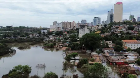 Una imagen tomada con un dron muestra las inundaciones a lo largo del río Paraná tras las fuertes lluvias, en Ciudad del Este, Paraguay.
