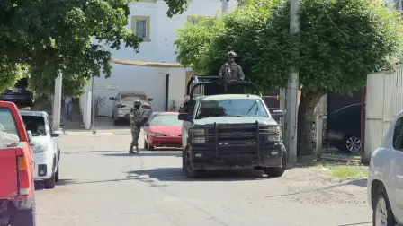Orlando “N”, alias “El Coco Ranas”, fue detenido junto con otros tres hombres durante un operativo en Culiacán, donde se aseguraron armas largas, granadas y presunta droga.