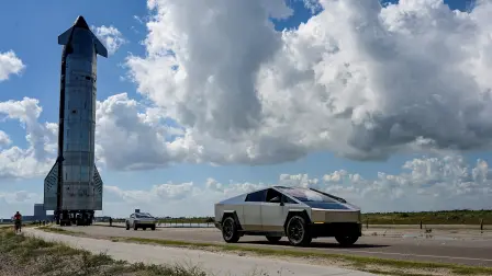 Elon Musk posee cerca del 82% de los derechos de voto en SpaceX, pero solo alrededor del 20% en Tesla; en esta última, sus decisiones han sido objeto de escrutinio y han provocado demandas por parte de los inversores.