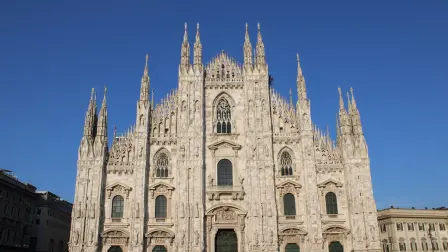 La catedral de Milán, conocida como Duomo, domina el centro histórico y ofrece vistas panorámicas desde sus terrazas de mármol.