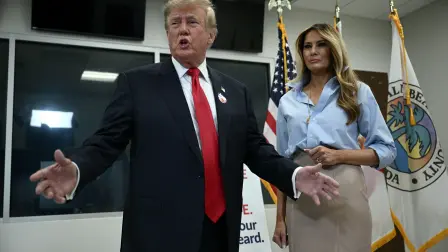 El presidente de Estados Unidos, Donald Trump, y la primera dama, Melania Trump, hablan con la prensa tras votar en las elecciones de medio mandato en Florida. Foto: AFP.