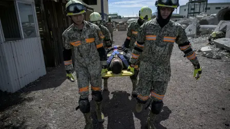 Elementos del Ejército mexicano participan en un simulacro de búsqueda y rescate por el 60 aniversario del Plan DN-III-E, en la Base Aérea de Santa Lucía, Estado de México. Foto: AFP.