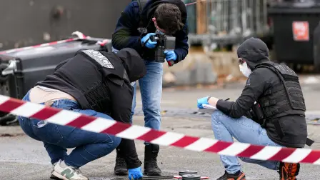 Peritos recaban evidencias en una gasolinera de Trappes, Francia, donde un hombre disparó desde su vehículo y dejó al menos un muerto y cuatro heridos. Foto: AFP.