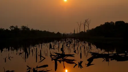 La puesta de sol es visible a través del humo de los incendios forestales en la selva amazónica.