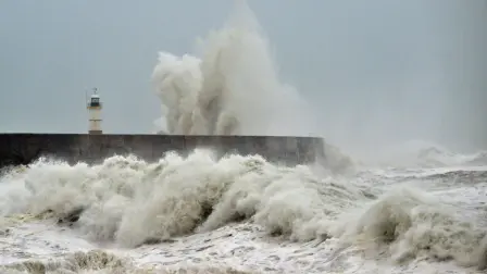 Tormenta Austen provocó fuerte oleaje que impactaba al faro y el rompeolas en Newhaven.