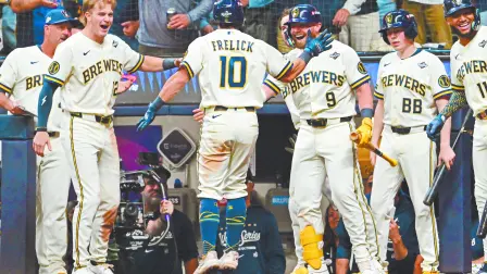 Sal Frelick, de los Milwaukee Brewers, celebra con sus compañeros tras conectar un jonrón ante los Tampa Bay Rays durante el segundo juego de la Serie Mundial 2026. Foto: Imagn Images./ Reuters