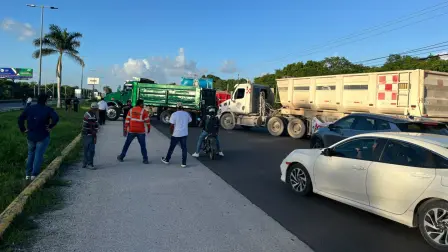 Paro de transportistas sobre la carretera federal 307, Quintana Roo.