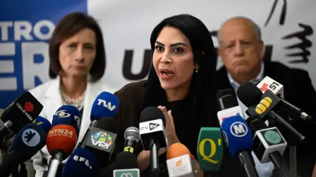 La dirigente opositora venezolana Delsa Solórzano se dirige a los medios de comunicación durante una rueda de prensa de la Plataforma Unitaria en Caracas.