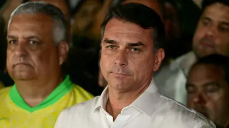 El senador brasileño Flávio Bolsonaro durante una conferencia de prensa posterior a la jornada electoral en Brasil.