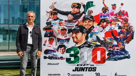 Carlos Slim Domit posa junto a un mural conmemorativo de los 300 Grandes Premios de Sergio “Checo” Pérez en Fórmula 1.