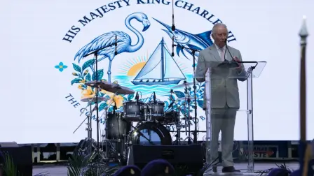 El rey Carlos III pronuncia un discurso durante un encuentro con jóvenes en Nassau, Bahamas, en la primera escala de su gira caribeña.