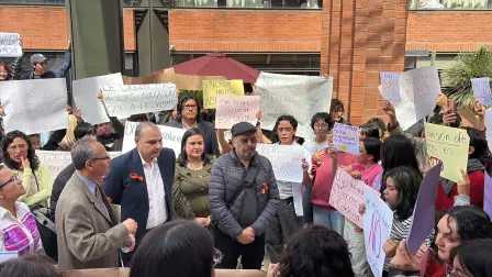 Estudiantes encararon al director general del INAH.