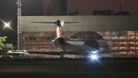 Un avión, en el que presuntamente viajaba el candidato presidencial derechista brasileño derrotado Flavio Bolsonaro, aparece en una imagen durante una escala para repostar combustible en el aeropuerto José Joaquín de Olmedo de Guayaquil, Ecuador, el 28 de octubre de 2026.