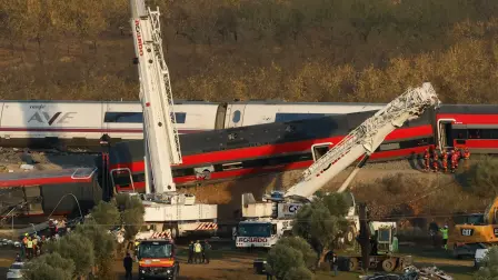 Grúas gigantes se utilizan para retirar los vagones siniestrados de un choque entre un tren Renfe AVE y un tren Iryo, un día después del fatal accidente ocurrido en Urda, en la provincia de Toledo.