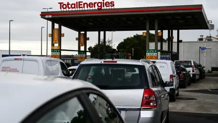Motorists queue to fill up their cars at a TotalEnergies petrol station in Beziers, southern France, on October 1, 2026. (Photo by Gabriel BOUYS / AFP)
