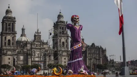 La Catrina gigante de 32 metros instalada en el Zócalo de la CDMX.