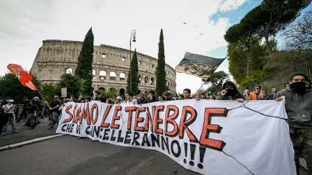 La marcha avanzó junto al Coliseo mientras los participantes agitaban banderas, desplegaban pancartas y gritaban consignas a través de megáfonos.
