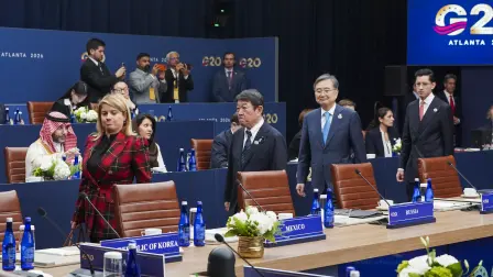 La subsecretaria de Estado de Asuntos Exteriores de Italia, Maria Tripodi; el ministro de Asuntos Exteriores de Japón, Toshimitsu Motegi; el ministro de Asuntos Exteriores de Corea del Sur, Cho Hyun; y el canciller, Roberto Velasco, llegan a la primera sesión durante la reunión de ministros de Asuntos Exteriores del G20.