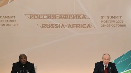El presidente de Rusia, Vladímir Putin, y el presidente de Burundi y presidente de la Unión Africana, Évariste Ndayishimiye, durante la cumbre Rusia-África en el Gran Palacio del Kremlin.