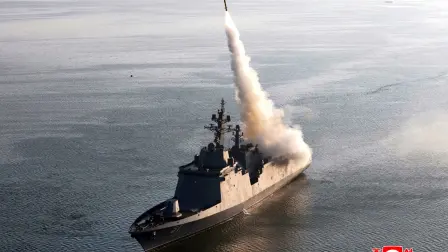 Lanzamiento de prueba de un sistema de armas desde la cubierta del destructor de Corea del Norte, el Choe Hyon