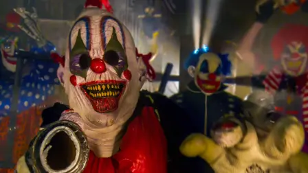 Payaso terrorífico en una fiesta de Halloween.