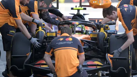 Lando Norris, piloto británico de McLaren, realiza una parada en boxes durante la tercera práctica libre del Gran Premio de México de Fórmula 1 en el Autódromo Hermanos Rodríguez.