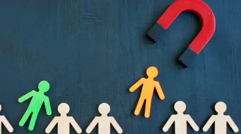 Contratar empleados jóvenes de otros países aumenta la variedad de habilidades y fomenta un ambiente de trabajo inclusivo. Foto: Shutterstock.