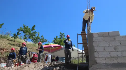 El programa de autoconstrucción concebido por Hábitat para la Humanidad integra también la participación solidaria de los pobladores en la construcción de las casas de los vecinos.