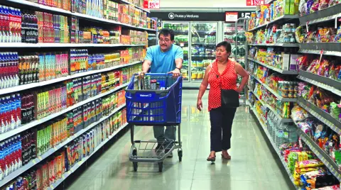 La confianza de los consumidores retrocedió en septiembre pasado, con los hogares mexicanos menos optimistas en cuanto a la economía del país y la situación con los precios, de acuerdo con la información divulgada por el Inegi.