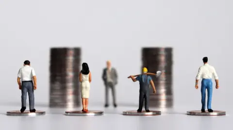 Este año los pocos aumentos salariales respondieron más a la inflación que al reconocimiento al desempeño, la incertidumbre económica fue factor determinante, aunque estas decisiones podrían generar insatisfacción laboral.

Para más información del tema, visita: https://www.eleconomista.com.mx/capital-humano/inflacion-vs-productividad-pesa-salarios-20251013-781219.html

¡Síguenos en nuestras redes sociales para mantenerte informado!

Twitter: https://twitter.com/eleconomista 
Facebook: https://www.facebook.com/ElEconomista.mx
Instagram: https://www.instagram.com/eleconomistamx
LinkedIn: https://www.linkedin.com/company/el-economista/

#ElEconomista #EETV