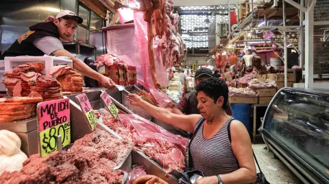 El bistec de res pasó de 85 pesos a más de 220 por kilo entre 2010 y 2025. La carne y la canasta básica alcanzan precios históricos en México.

Para más información del tema, visita: https://www.eleconomista.com.mx/bistronomie/asi-encarecio-carne-mexico-bistec-subio-160-15-anos-20251029-783883.html

¡Síguenos en nuestras redes sociales para mantenerte informado!

Twitter: https://twitter.com/eleconomista 
Facebook: https://www.facebook.com/ElEconomista.mx
Instagram: https://www.instagram.com/eleconomistamx
LinkedIn: https://www.linkedin.com/company/el-economista/

#ElEconomista #EETV