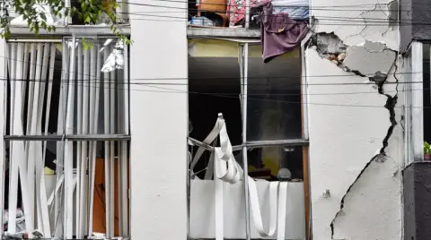 Revisar la estructura de tu vivienda tras un sismo, así como las instalaciones de gas y agua son básicos para que te sientas más seguro.

Para más información del tema, visita: https://www.eleconomista.com.mx/finanzaspersonales/3-pasos-revisar-casa-sismo-20260102-793580.html

¡Síguenos en nuestras redes sociales para mantenerte informado!

Twitter: https://twitter.com/eleconomista 
Facebook: https://www.facebook.com/ElEconomista.mx
Instagram: https://www.instagram.com/eleconomistamx
LinkedIn: https://www.linkedin.com/company/el-economista/
T

#ElEconomista #EETV