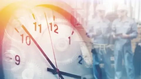 La implementación no será inmediata, sino que seguirá un esquema de gradualidad diseñado para permitir la adaptación de las unidades económicas.

Para más información del tema, visita: https://www.eleconomista.com.mx/capital-humano/presentan-plan-jornada-laboral-40-horas-beneficiara-13-4-millones-trabajadores-20260201-797908.html

¡Síguenos en nuestras redes sociales para mantenerte informado!

Twitter: https://twitter.com/eleconomista 
Facebook: https://www.facebook.com/ElEconomista.mx
Instagram: https://www.instagram.com/eleconomistamx
LinkedIn: https://www.linkedin.com/company/el-economista/
T

#ElEconomista #EETV