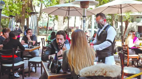 El Mundial 2026 será un catalizador para el empleo en México, pues 53% de los empleadores prevé incrementar sus contrataciones entre abril y junio, de acuerdo con una encuesta de Manpower.

Para más información del tema, visita: https://www.eleconomista.com.mx/capital-humano/mundial-2026-mejora-cancha-empleo-53-preve-aumentar-contrataciones-proximos-tres-meses-20260313-804004.html

¡Síguenos en nuestras redes sociales para mantenerte informado! 

Twitter: https://twitter.com/eleconomista 
Facebook: https://www.facebook.com/ElEconomista.mx 
Instagram: https://www.instagram.com/eleconomistamx 
LinkedIn: https://www.linkedin.com/company/el-economista/ 

#ElEconomista #EETV #CapitalHumano