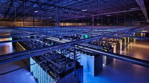 Interior del centro de datos de Google en Council Bluffs, Iowa. Google